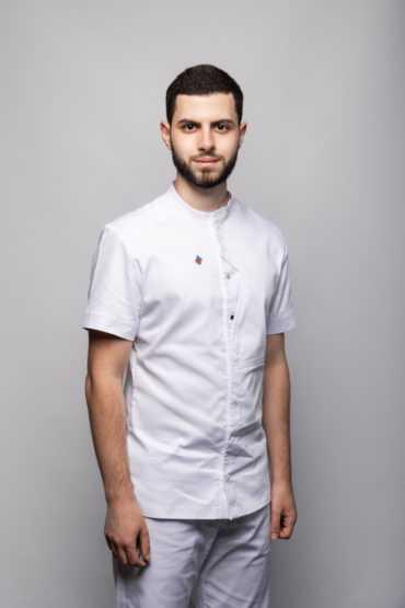 Ильгияев Лион Ирмияевич Стоматолог-хирург. Главный врач стоматологического отделения филиала г. Химки, ул. Совхозная, д.2. Клиника YourMed.